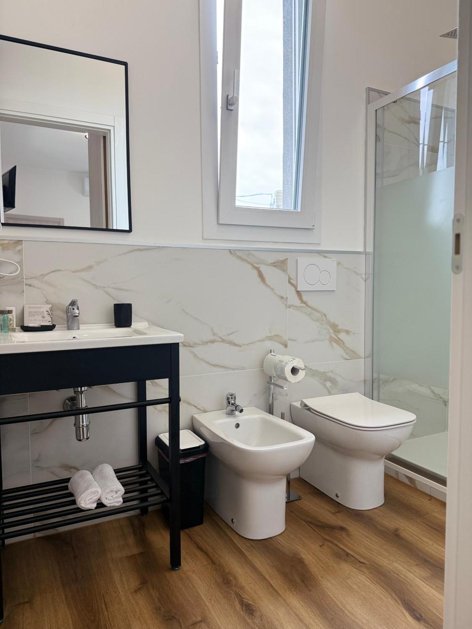Infinity House - Eleganza Moderna Tra Treviso E Venezia Hotel Casier Phòng bức ảnh